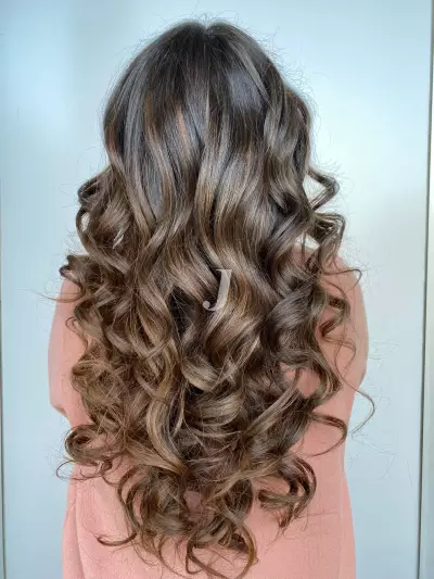 Foto di donna con capelli lunghi castano medio sabbia