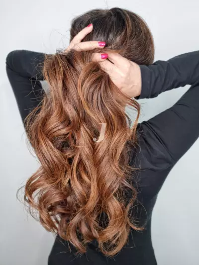 Foto di donna con capelli lunghi castano medio sabbia