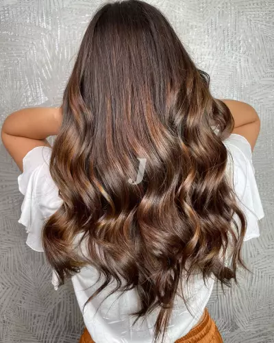 Foto di donna con capelli lunghi castano medio sabbia