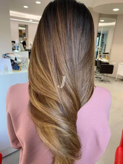 Foto di donna con capelli lunghi castano medio sabbia