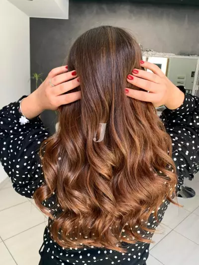 Foto di donna con capelli lunghi castano medio sabbia