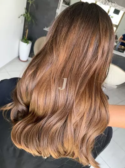 Foto di donna con capelli lunghi castano medio sabbia