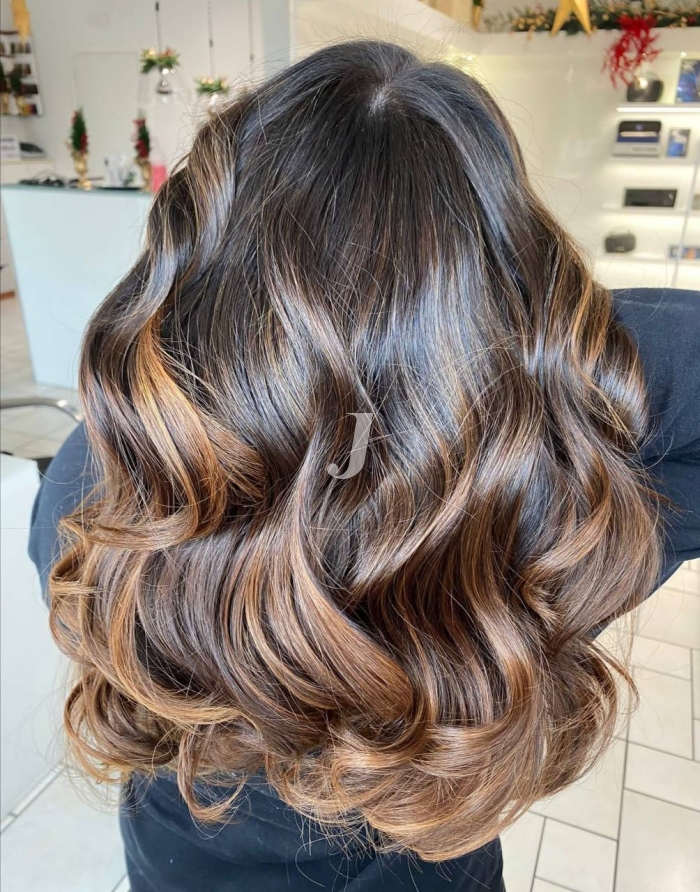 Foto di donna con capelli lunghi castano medio sabbia