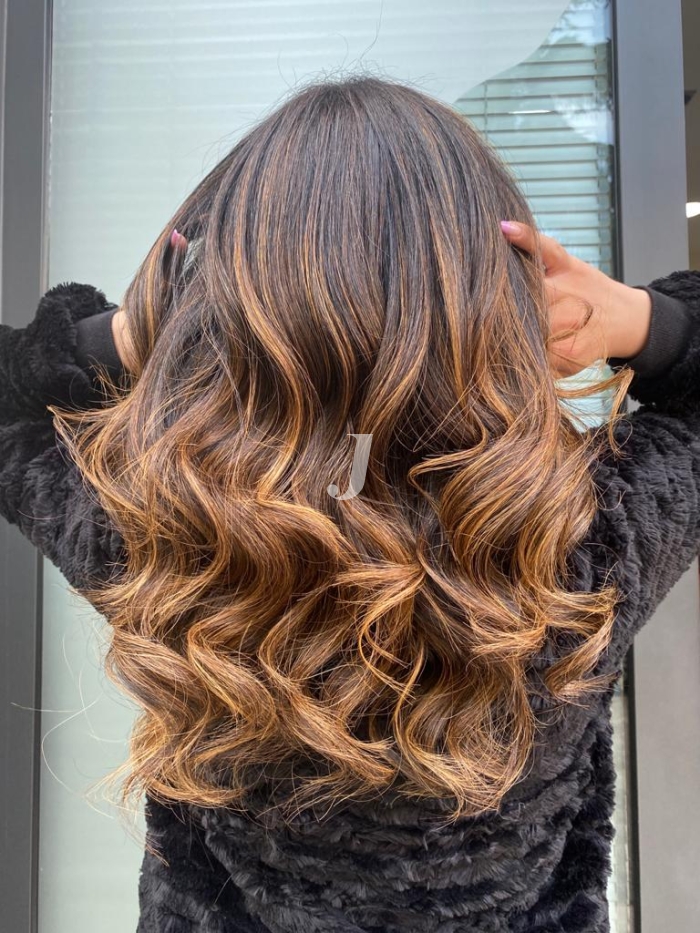 Foto di donna con capelli lunghi castano medio sabbia