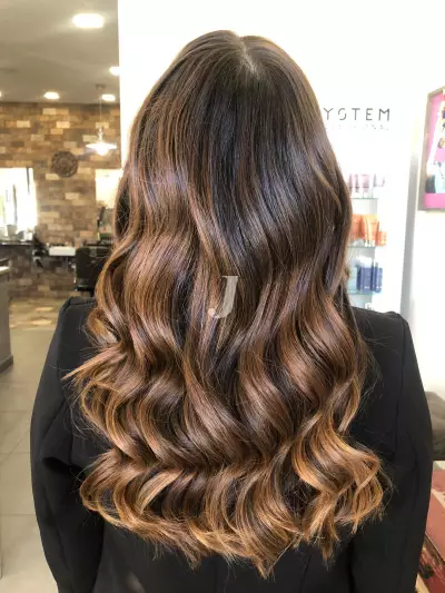 Foto di donna con capelli lunghi castano medio sabbia