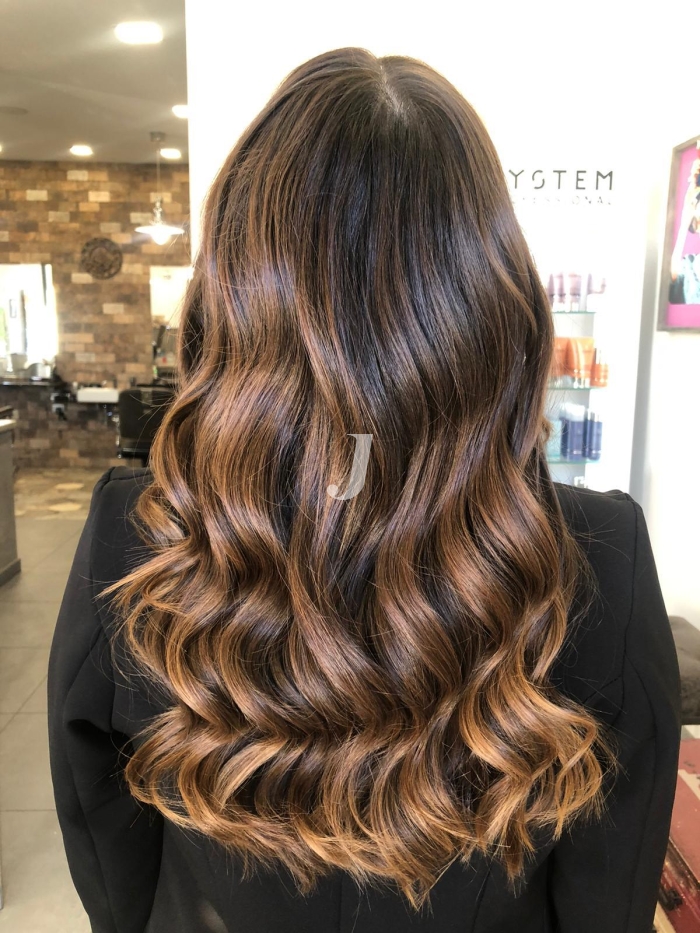 Foto di donna con capelli lunghi castano medio sabbia