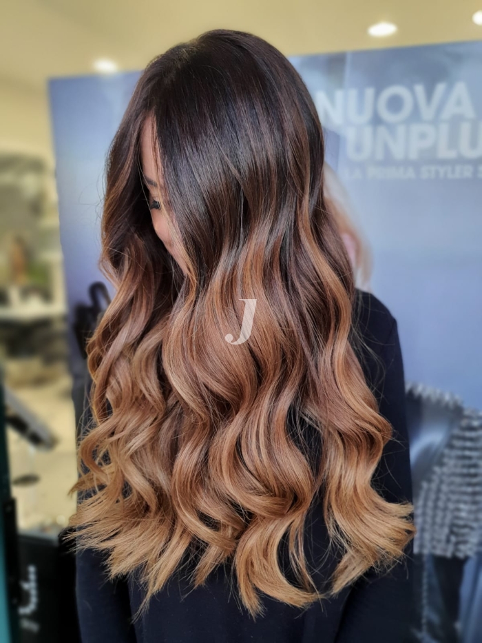 Foto di donna con capelli lunghi castano medio sabbia