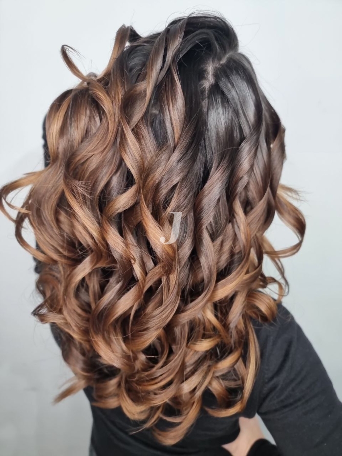 Foto di donna con capelli lunghi castano medio sabbia