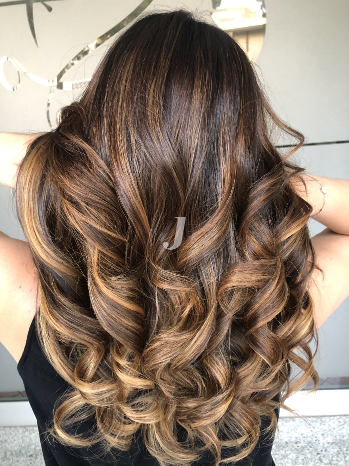 Foto di donna con capelli lunghi castano medio sabbia