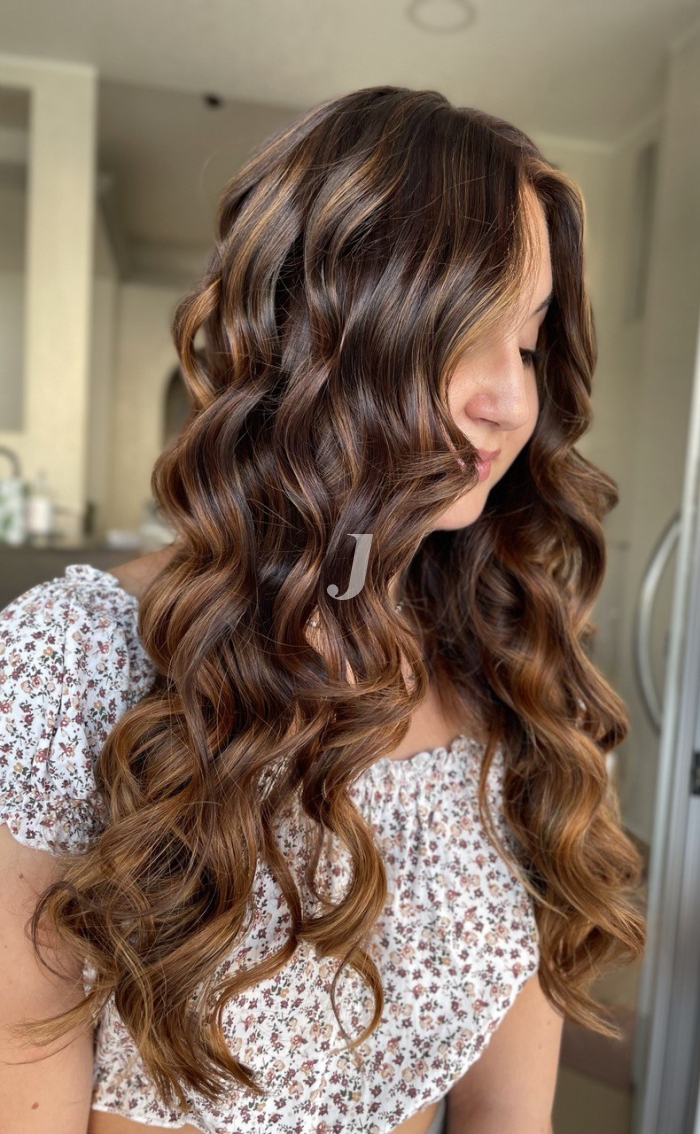 Foto di donna con capelli lunghi castano medio sabbia