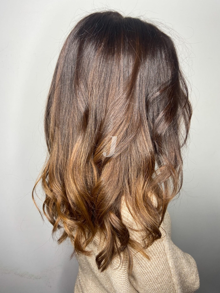 Foto di donna con capelli lunghi castano medio sabbia