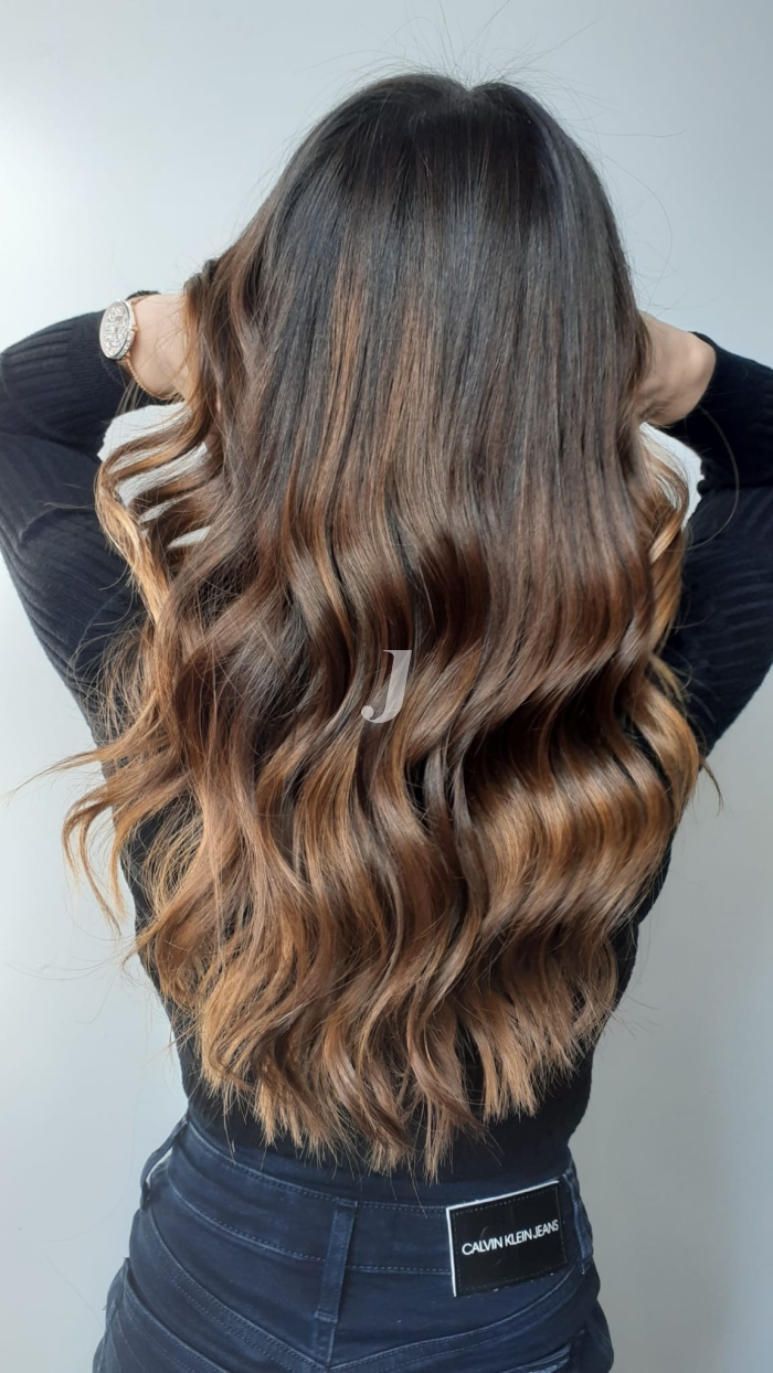 Foto di donna con capelli lunghi castano medio sabbia