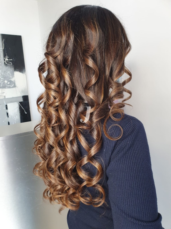 Foto di donna con capelli lunghi castano medio sabbia