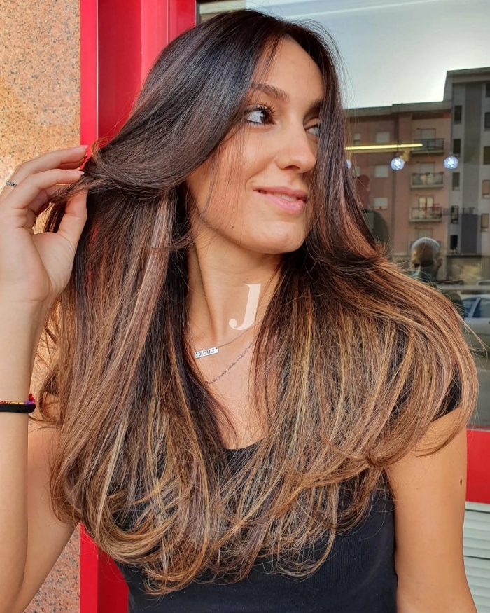 Foto di donna con capelli lunghi castano medio sabbia