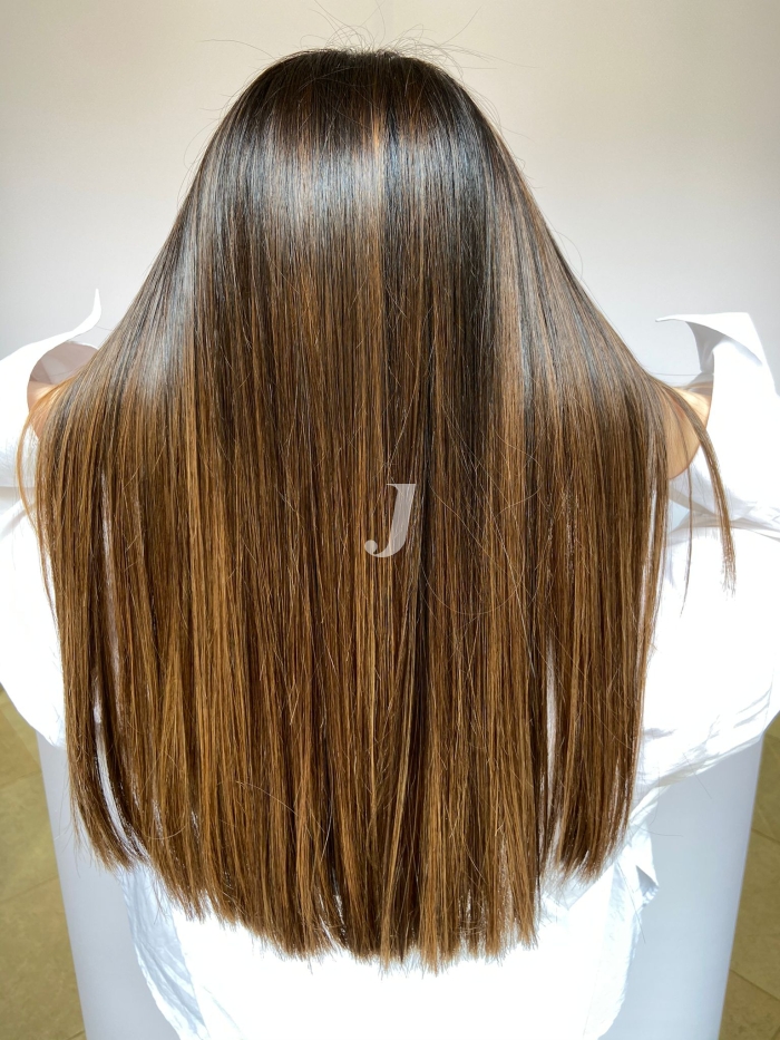 Foto di donna con capelli lunghi castano medio sabbia