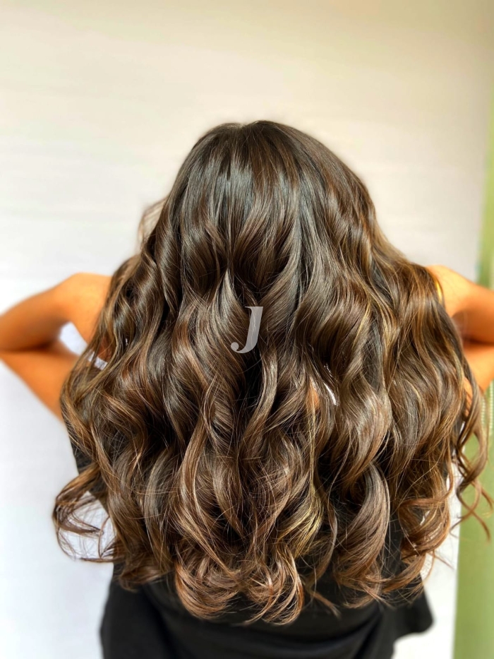 Foto di donna con capelli lunghi castano medio sabbia