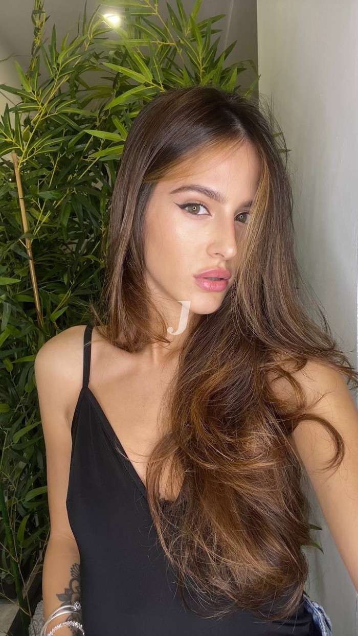 Foto di donna con capelli lunghi castano medio sabbia