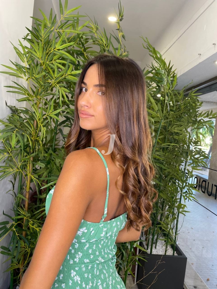 Foto di donna con capelli lunghi castano medio sabbia