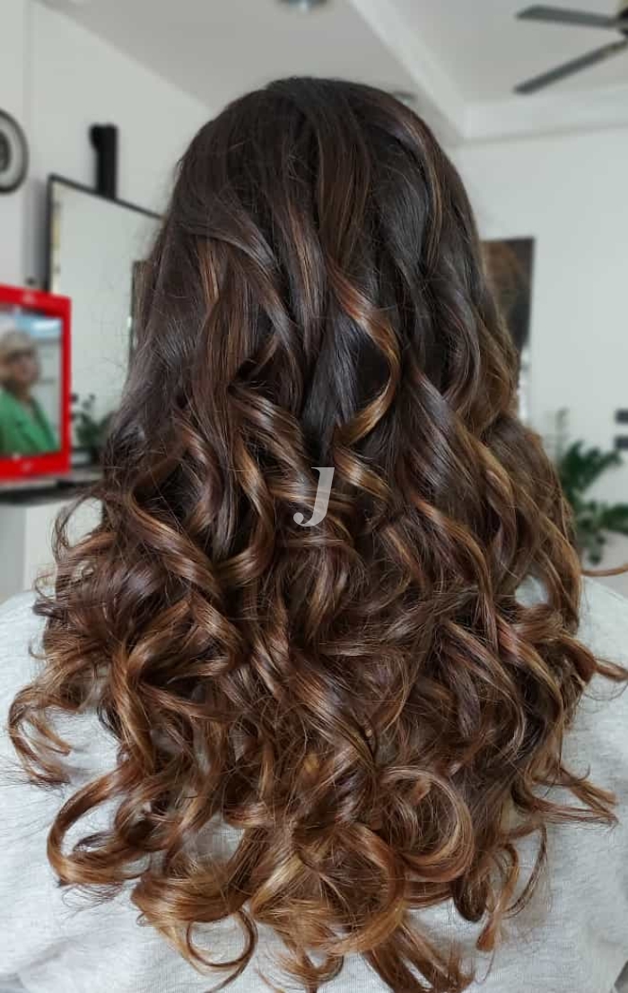 Foto di donna con capelli lunghi castano medio sabbia