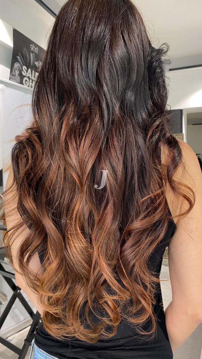 Foto di donna con capelli lunghi castano medio sabbia