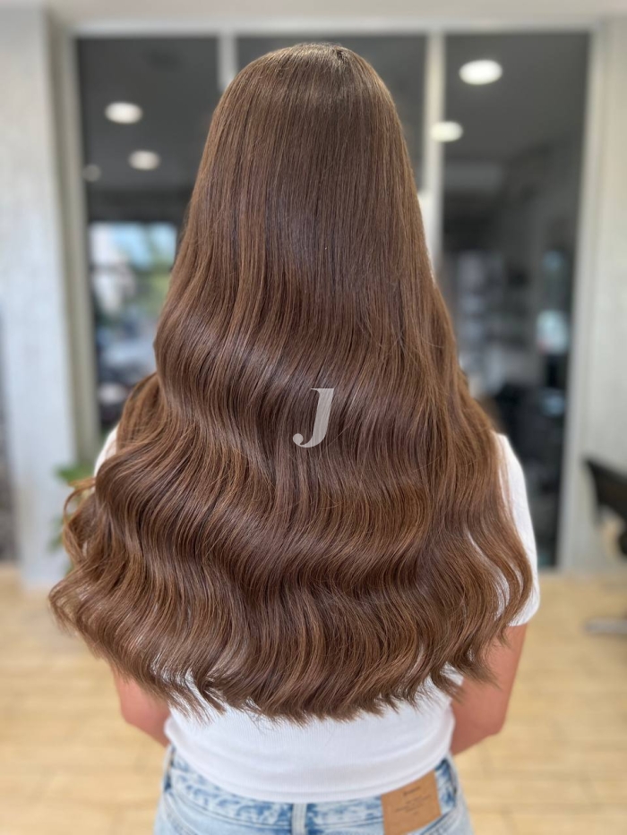 Foto di donna con capelli lunghi castano medio marrone