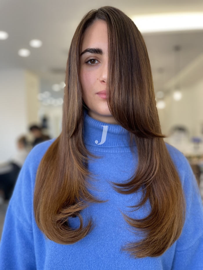 Foto di donna con capelli lunghi castano medio marrone