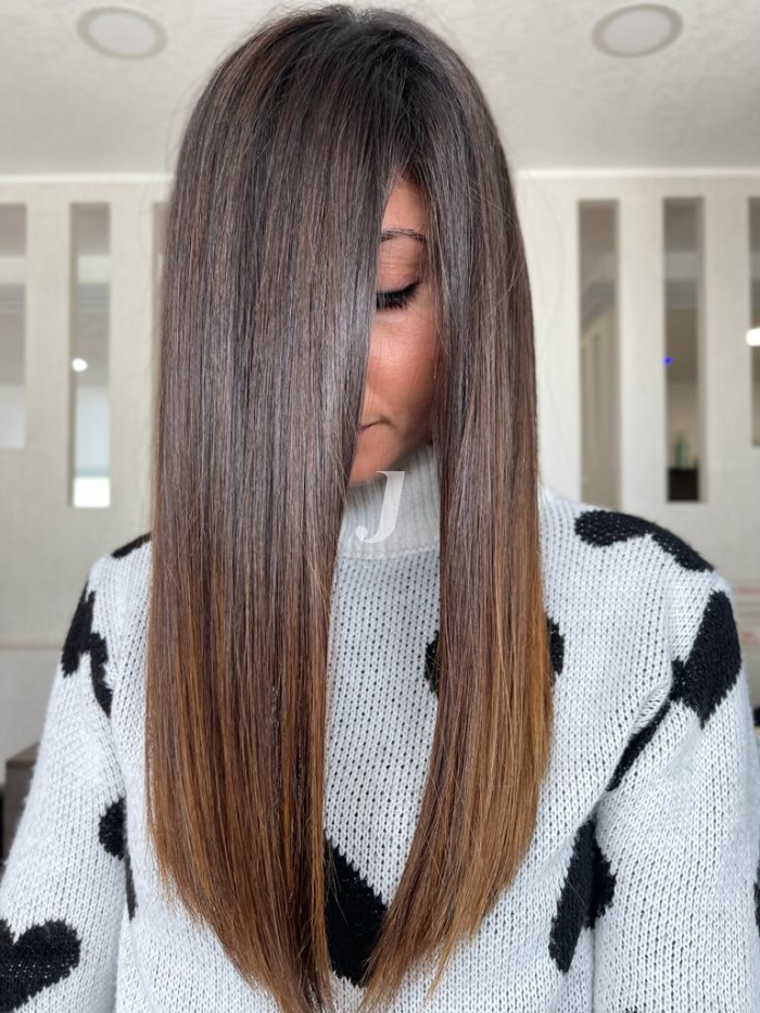 Foto di donna con capelli lunghi castano medio marrone