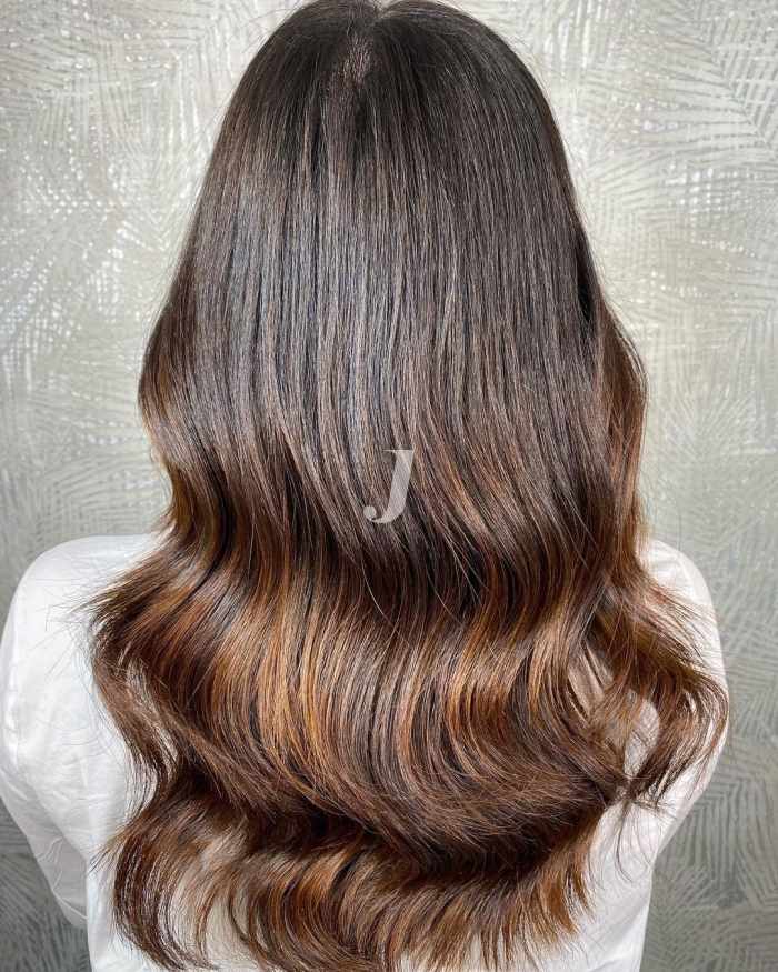 Foto di donna con capelli lunghi castano medio marrone