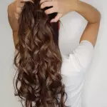 Foto di donna con capelli lunghi castano medio marrone