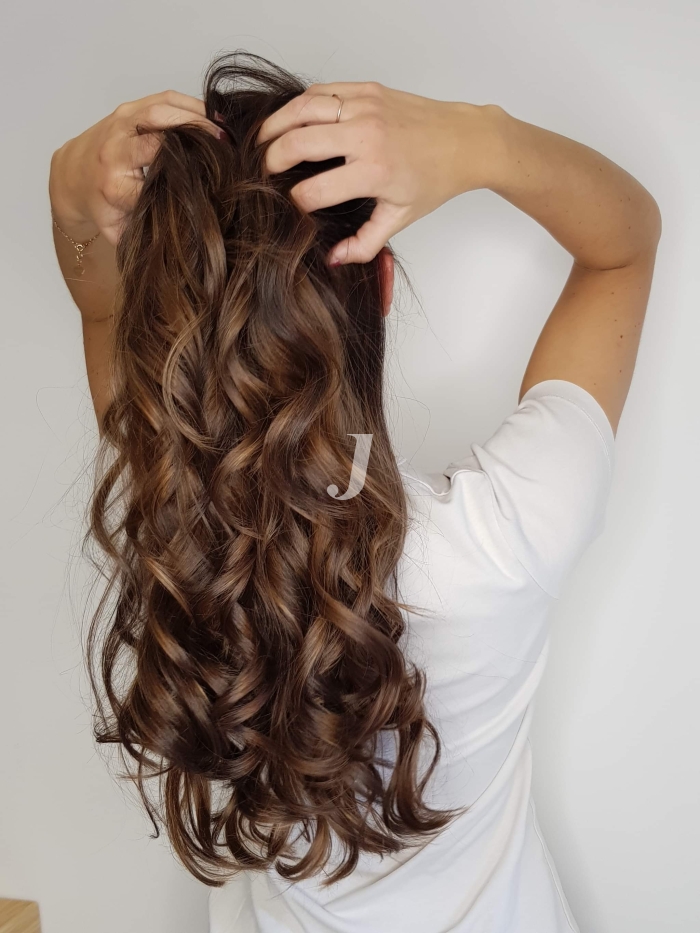 Foto di donna con capelli lunghi castano medio marrone