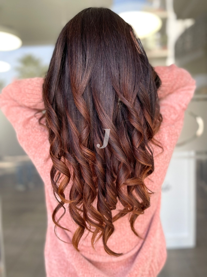 Foto di donna con capelli lunghi castano medio marrone