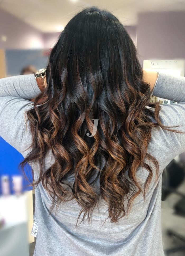 Foto di donna con capelli lunghi castano medio marrone