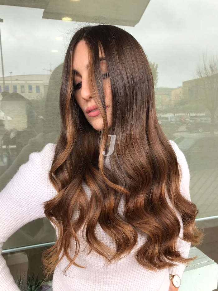 Foto di donna con capelli lunghi castano medio marrone