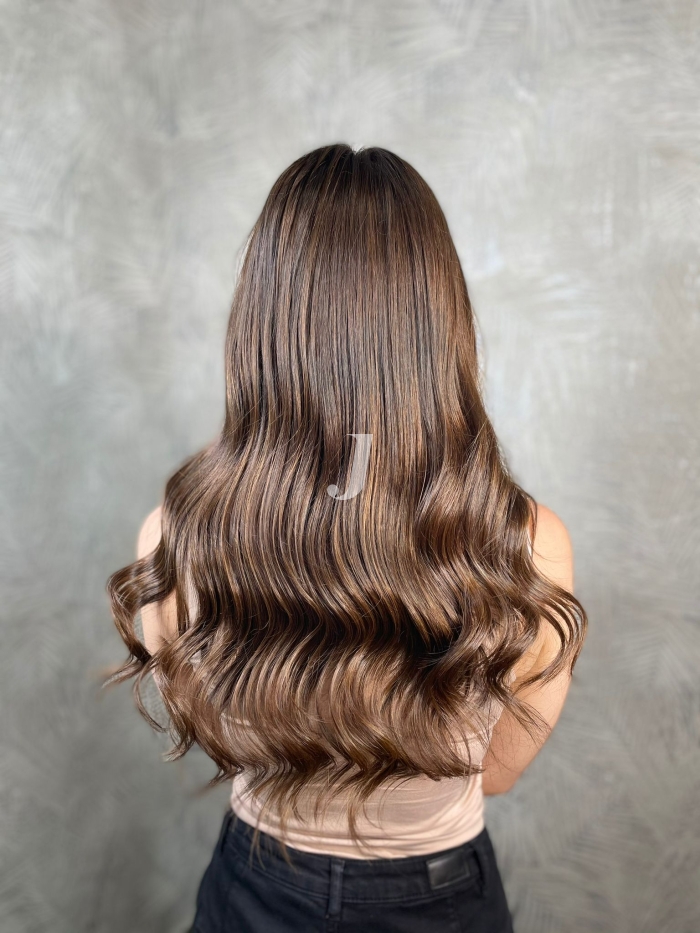 Foto di donna con capelli lunghi castano medio marrone