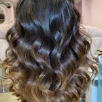 Foto di donna con capelli lunghi castano medio marrone