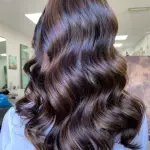 Foto di donna con capelli lunghi castano medio marrone