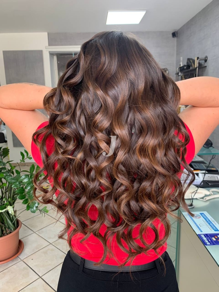 Foto di donna con capelli lunghi castano medio marrone