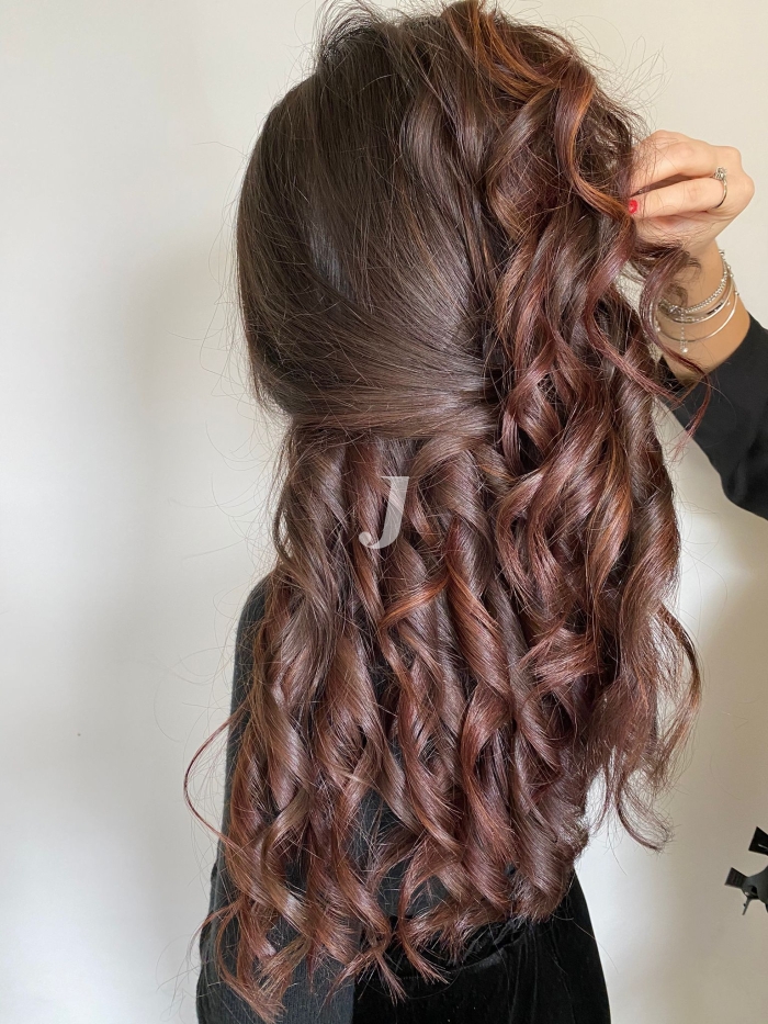 Foto di donna con capelli lunghi castano medio marrone