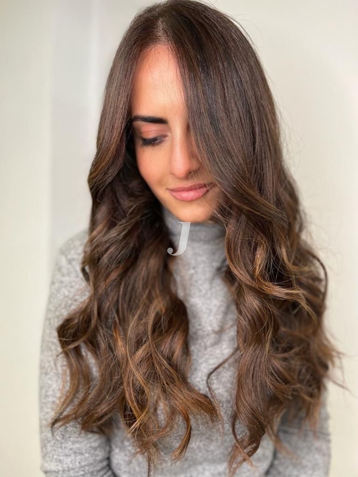 Foto di donna con capelli lunghi castano medio marrone