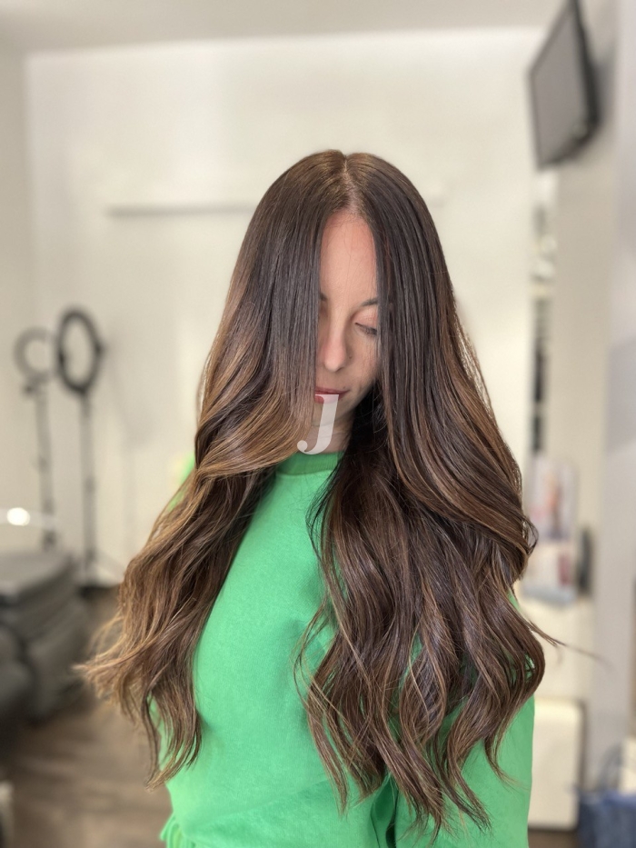 Foto di donna con capelli lunghi castano medio marrone