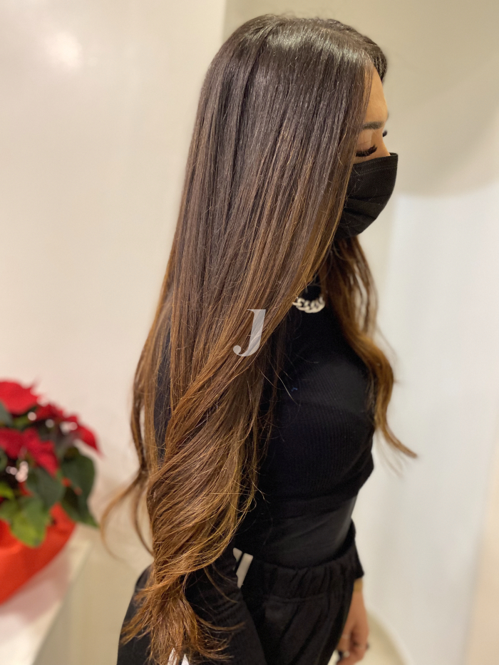 Foto di donna con capelli lunghi castano medio marrone