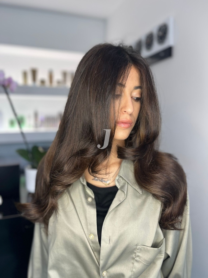 Foto di donna con capelli lunghi castano medio marrone