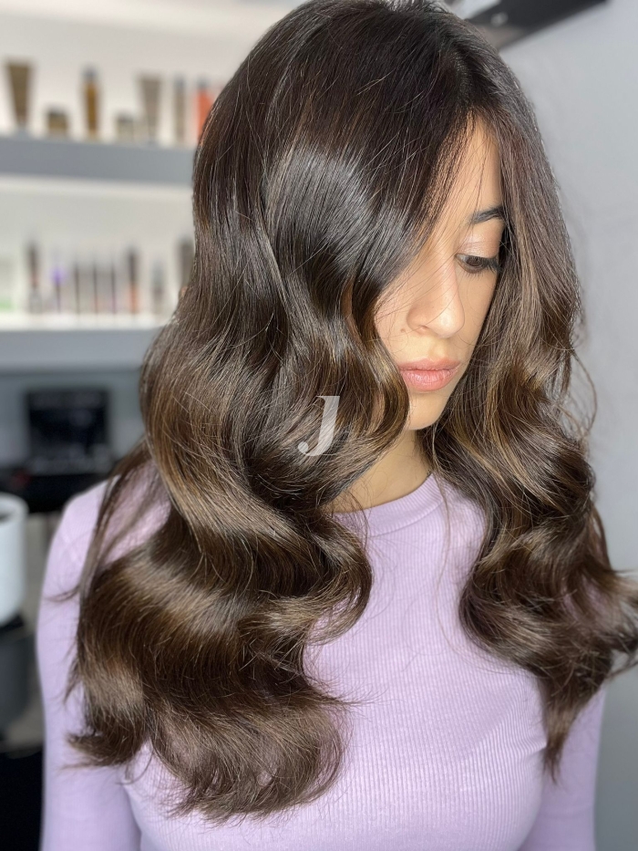 Foto di donna con capelli lunghi castano medio marrone