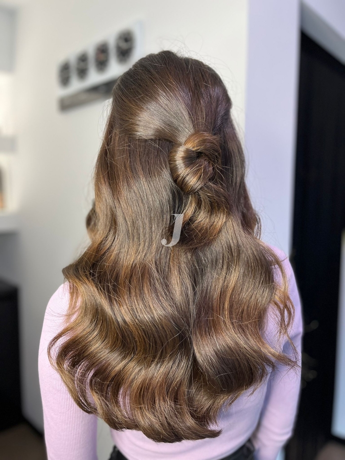 Foto di donna con capelli lunghi castano medio marrone