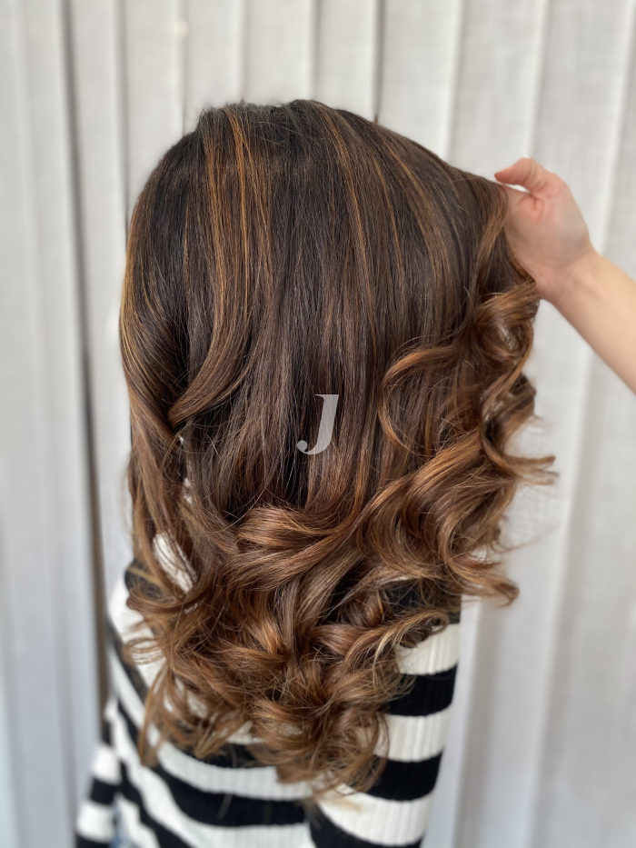 Foto di donna con capelli lunghi castano medio marrone