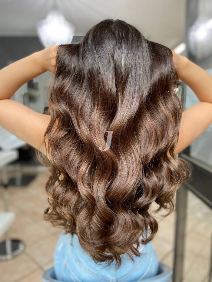 Foto di donna con capelli lunghi castano medio marrone