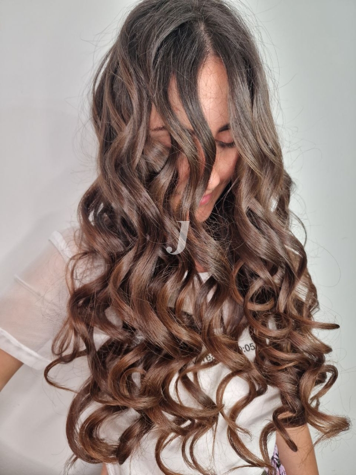 Foto di donna con capelli lunghi castano medio marrone