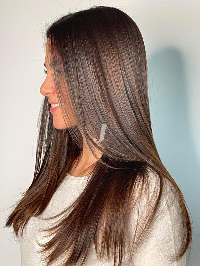 Foto di donna con capelli lunghi castano medio marrone