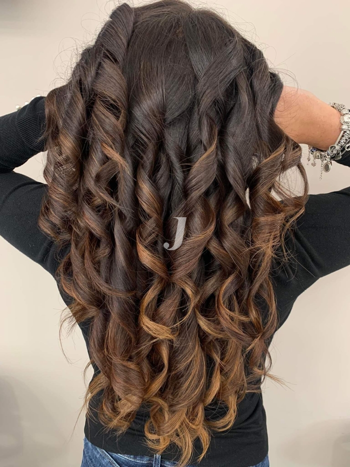 Foto di donna con capelli lunghi castano medio marrone