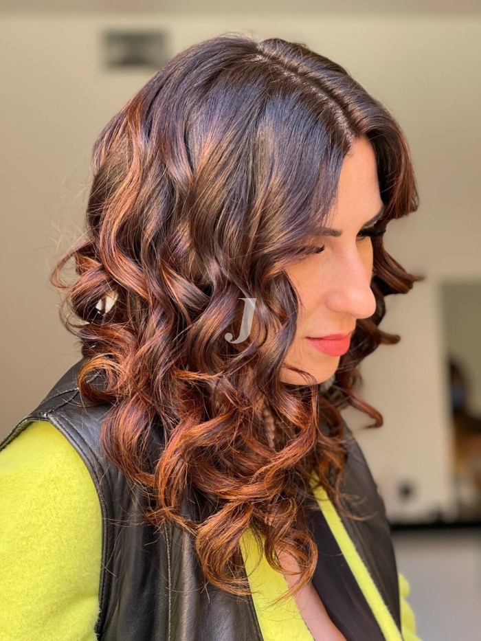 Foto di donna con capelli lunghi castano medio marrone